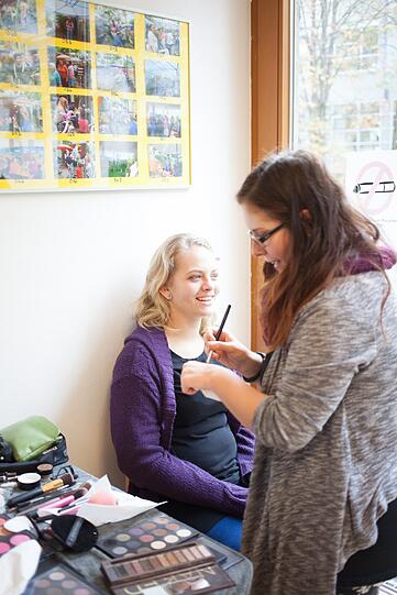 Delia August wird schick gemacht.
