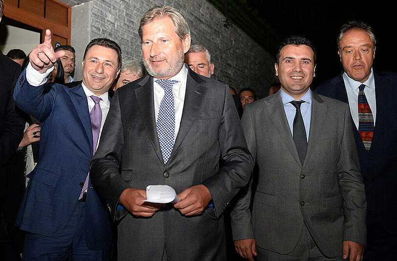 EU-Nachbarschaftskommissars Johannes Hahn zwischen Regierungschef Nikola Gruevski (l) und Oppositionsführer Zoran Zaev (r).