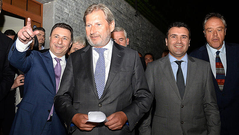 EU-Nachbarschaftskommissars Johannes Hahn zwischen Regierungschef Nikola Gruevski (l) und Oppositionsführer Zoran Zaev (r). EU-Nachbarschaftskommissars Johannes Hahn zwischen Regierungschef Nikola Gruevski (l) und Oppositionsführer Zoran Zaev (r).