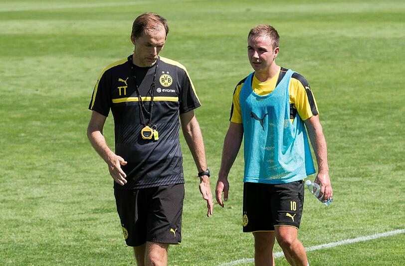 BVB-Trainer Thomas Tuchel (l) und Mario Götze unterhalten sich nach einer Trainingseinheit. Foto: Guido Kirchner