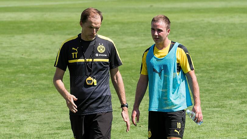BVB-Trainer Thomas Tuchel (l) und Mario Götze unterhalten sich nach einer Trainingseinheit. Foto: Guido Kirchner BVB-Trainer Thomas Tuchel (l) und Mario Götze unterhalten sich nach einer Trainingseinheit. Foto: Guido Kirchner