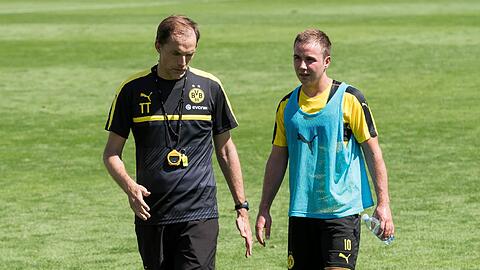 BVB-Trainer Thomas Tuchel (l) und Mario Götze unterhalten sich nach einer Trainingseinheit. Foto: Guido Kirchner