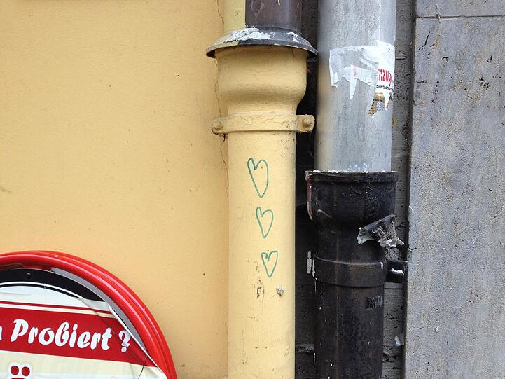 Herzl in der Theresienstraße: Was hat es mit den kleinen Zeichnungen auf sich?