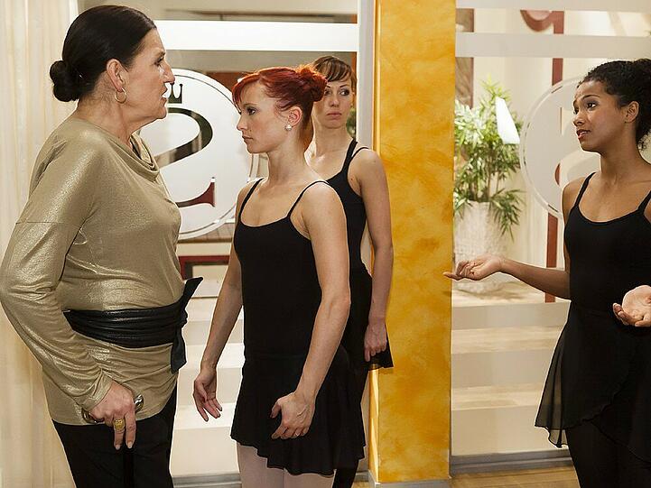 "Alles was zählt": Ludmilla (Katy Karrenbauer, l.) und Letizia (Jennifer Dessin-Brasching, r.)