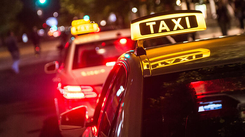 Der 80-jährige Fahrer eines Taxis verursachte einen wirtschaftlichen Totalschaden an vier Fahrzeugen.