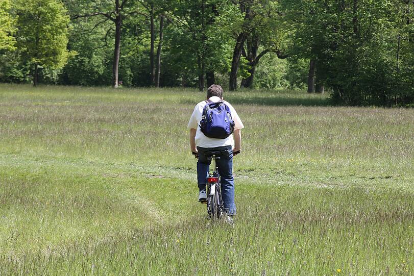 Mitten über die Wiese? Daneben wäre ein befestigter Weg.