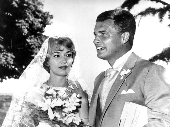 Liselotte Pulver und Helmut Schmid kurz vor ihrer kirchlichen Hochzeit.
