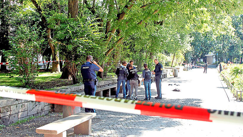 Ermittler der Mordkommission und Experten der Spurensicherung am Tatort, dem Neptunbrunnen im Alten Botansichen Garten. Hier fanden Passanten am Mittwochvormittag eine schwer verletzte 57-Jährigen aus München. Das Opfer starb später im Krankenhaus.  Foto: Martha Schlüter