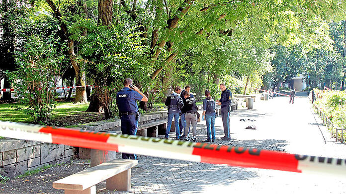Ermittler der Mordkommission und Experten der Spurensicherung am Tatort, dem Neptunbrunnen im Alten Botanischen Garten. Hier fanden Passanten im September 2024 einen schwer verletzten 57-J&auml;hrigen aus M&uuml;nchen. Das Opfer starb sp&auml;ter im Krankenhaus.