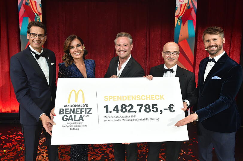 Vorstand der "McDonald's"-Kinderhilfe-Stifung Adrian Köstler, Jana Ina Zarella, Sasha, "McDonald's"-Vorstandsvorsitzender Mario Federico und Thore Schölermann freuten sich über die große Spendensumme.