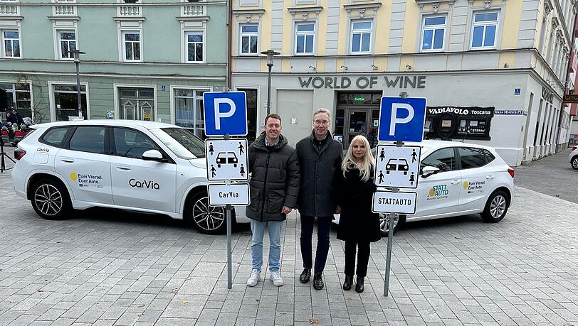 v.l.: Carvia-Chef Joschka Reik, der Leiter des Mobilitätsreferats Georg Dunkel und die Stattauto-Chefin Petra-Maria Klier.