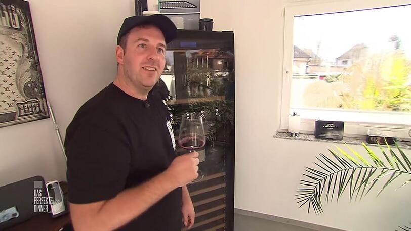 Bevor die Gäste kommen, gönnt sich Tim noch ein Glas Rotwein. Bevor die Gäste kommen, gönnt sich Tim noch ein Glas Rotwein.