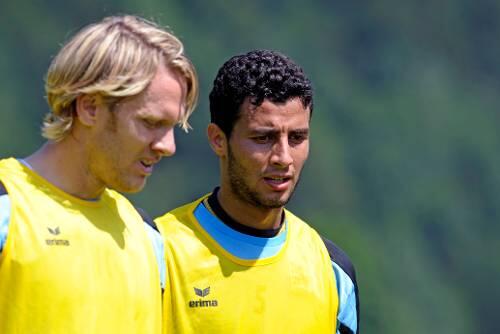 Der Löwen-Tunesier Radhouene Felhi, hier rechts neben Sascha Rösler, wird die Spieler des Testspielgegner verstehen. Er spricht unter anderem auch Arabisch.