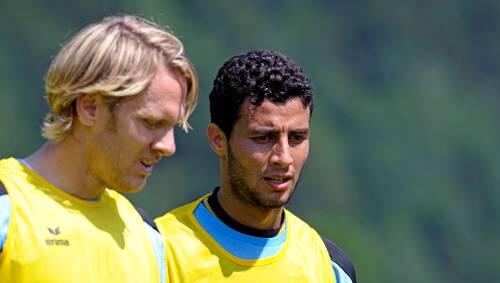 Der Löwen-Tunesier Radhouene Felhi, hier rechts neben Sascha Rösler, wird die Spieler des Testspielgegner verstehen. Er spricht unter anderem auch Arabisch. Der Löwen-Tunesier Radhouene Felhi, hier rechts neben Sascha Rösler, wird die Spieler des Testspielgegner verstehen. Er spricht unter anderem auch Arabisch.