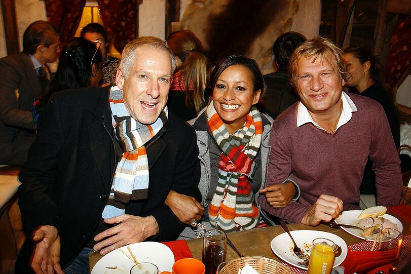 Stephan Korn, Andrea Kempter und Gerhard Leinauer vergnügen sich beim PEARLfection im Park Café.