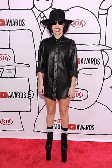 Pop-Star Lady Gaga zeigt Zähne: Der Megastar erschien bei den Youtube Awards in Los Angeles mit einem Riesen-Gebiss.