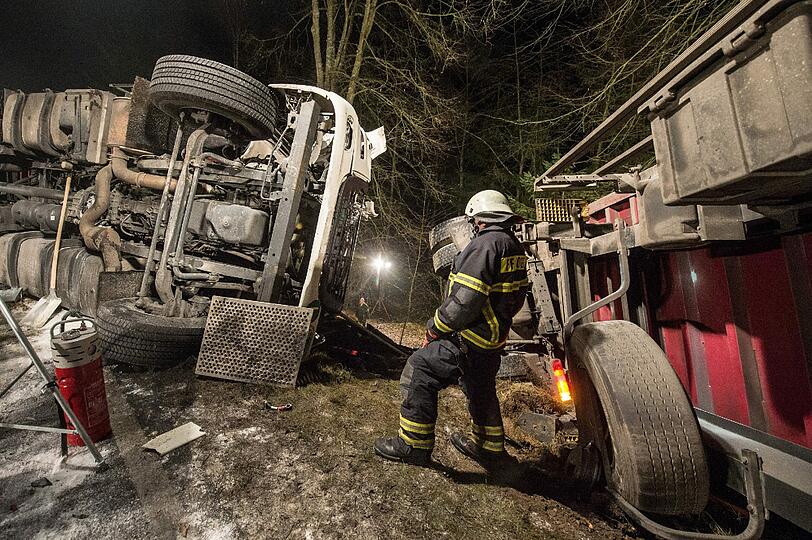 Zwei Lkw liegen umgekippt auf der B 20 bei Loitzendorf. Beim Frontalzusammenstoß sind beide Fahrer ums Leben gekommen.