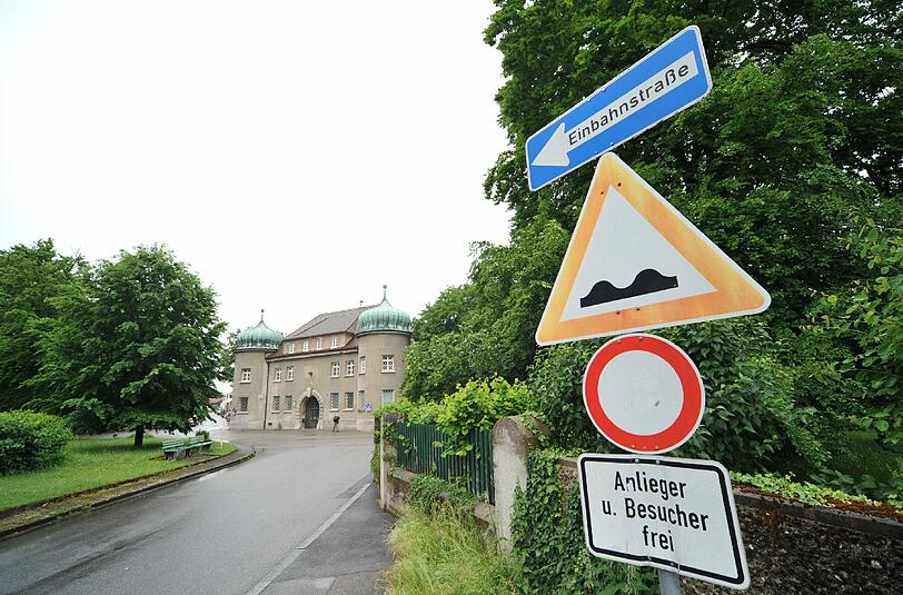 Hier geht&rsquo;s nur in eine Richtung: zum Knast. Vor dem Haupteingang der JVA Landsberg herrscht Leere. Von Hoeneß-Fans oder Gegnern keine Spur.