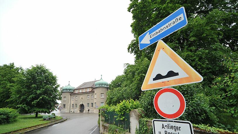 Hier geht’s nur in eine Richtung: zum Knast. Vor dem Haupteingang der JVA Landsberg herrscht Leere. Von Hoeneß-Fans oder Gegnern keine Spur. Hier geht’s nur in eine Richtung: zum Knast. Vor dem Haupteingang der JVA Landsberg herrscht Leere. Von Hoeneß-Fans oder Gegnern keine Spur.
