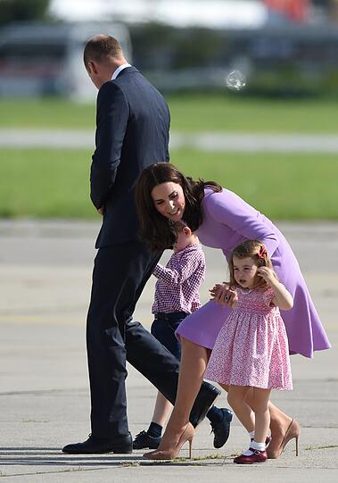 Gemeinsam mit den Kindern Charlotte und George sind Prinz William und seine Kate bei Airbus.