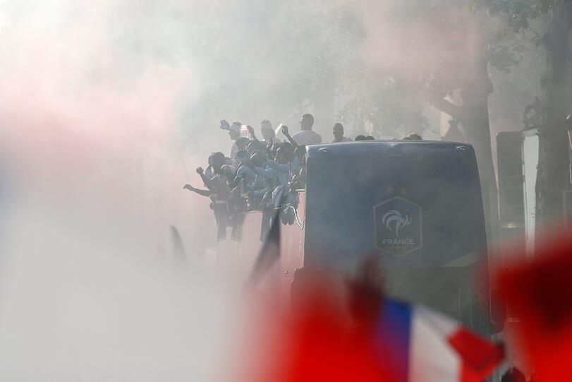 Hunderttausende feierten am Montag die Fußball-Weltmeister nach ihrer Ankunft auf den Pariser Champs-Élysées.