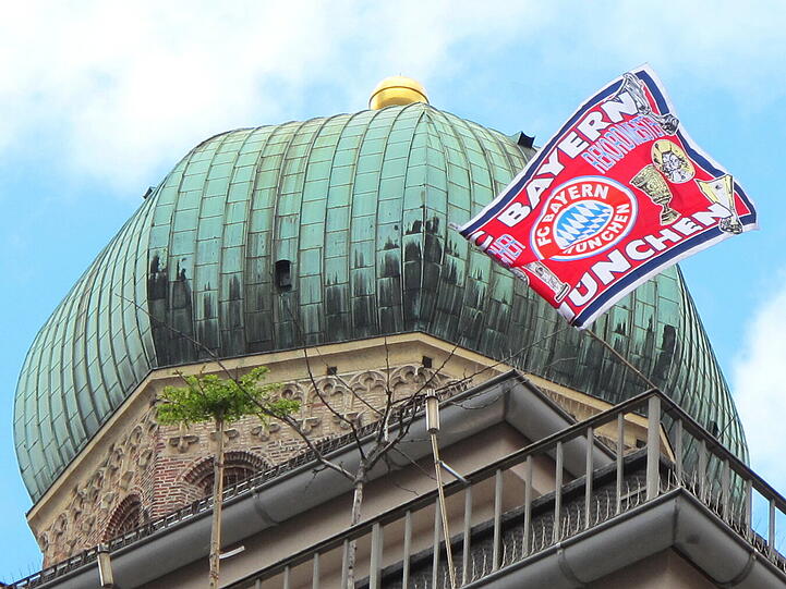 Fußballgott trifft lieben Gott.