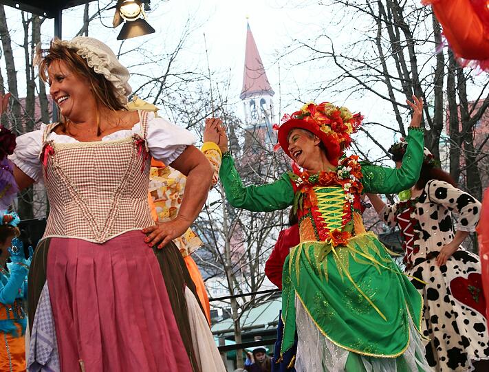 Die Bilder vom Tanz der Marktweiber am Viktualienmarkt.