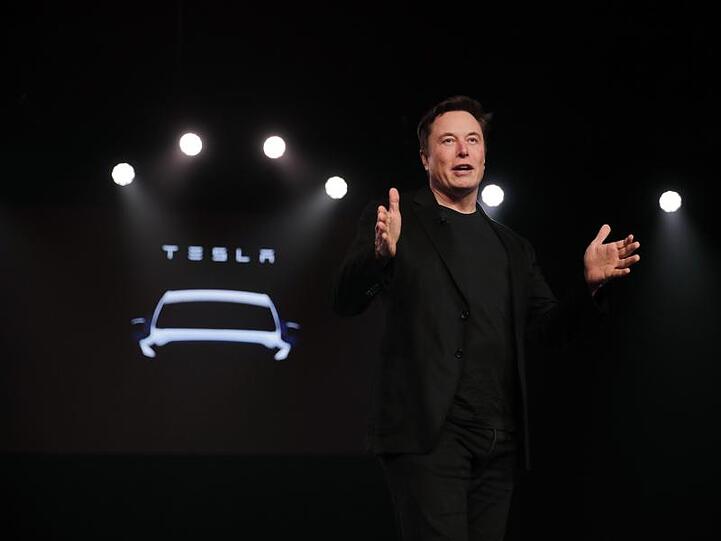 Elon Musk, Chef von Tesla, stellt das neue Tesla Model Y vor. Musk hält an seinem Plan fest, eine Robotaxi-Flotte aus Elektroautos der Firma aufzubauen.