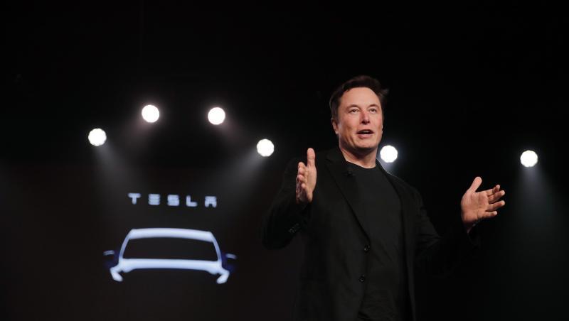 Elon Musk, Chef von Tesla, stellt das neue Tesla Model Y vor. Musk hält an seinem Plan fest, eine Robotaxi-Flotte aus Elektroautos der Firma aufzubauen.