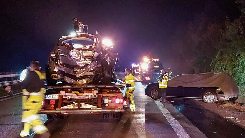 Zwei Autos sind auf Abschleppwagen verladen, während ein Fahrzeug aus der Kolonne vom MP Kretschmann noch am Straßenrand steht.