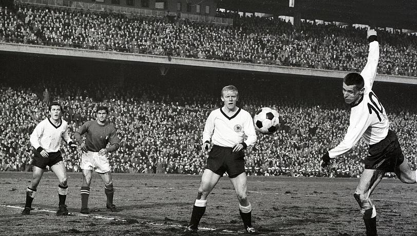 Länderspiel gegen Italien in Hamburg am 13.3.1965. Friedhelm Konietzka (re.), Hans Küppers (2.v.re.) und Fredi Heiß gegen Tarcisio Burgnich (Italien).