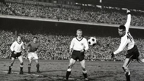 Länderspiel gegen Italien in Hamburg am 13.3.1965. Friedhelm Konietzka (re.), Hans Küppers (2.v.re.) und Fredi Heiß gegen Tarcisio Burgnich (Italien).