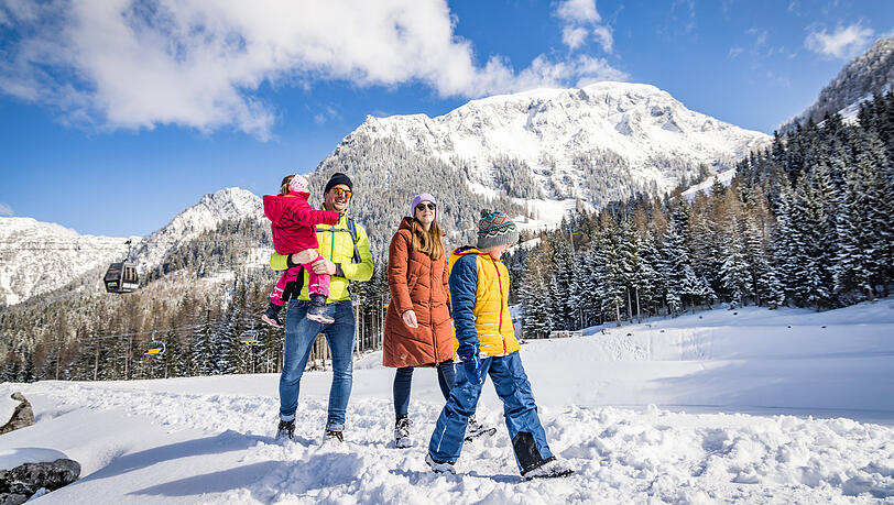 Winterwandern: Natur genießen im Nationalpark Berchtesgaden. Winterwandern: Natur genießen im Nationalpark Berchtesgaden.
