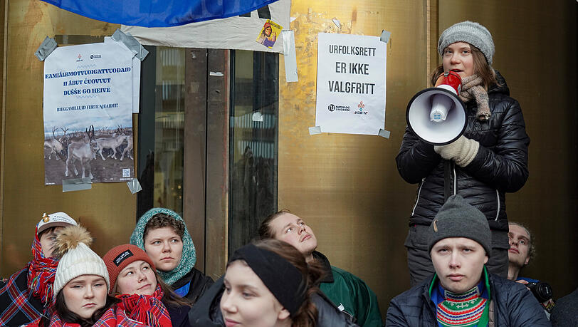 Greta Thunberg hat sich Aktivisten von Natur und Jugend und dem norwegischen Samirs Riksforbund Nuorat angeschlossen, die die Eingänge des Ministeriums für Öl und Energie blockieren. Anlass der Aktion ist, dass Windturbinen in Fosen, die der Oberste Gerichtshof für illegal erklärt hatte, nicht abgerissen wurden. Greta Thunberg hat sich Aktivisten von Natur und Jugend und dem norwegischen Samirs Riksforbund Nuorat angeschlossen, die die Eingänge des Ministeriums für Öl und Energie blockieren. Anlass der Aktion ist, dass Windturbinen in Fosen, die der Oberste Gerichtshof für illegal erklärt hatte, nicht abgerissen wurden.