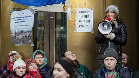 Greta Thunberg hat sich Aktivisten von Natur und Jugend und dem norwegischen Samirs Riksforbund Nuorat angeschlossen, die die Eingänge des Ministeriums für Öl und Energie blockieren. Anlass der Aktion ist, dass Windturbinen in Fosen, die der Oberste Gerichtshof für illegal erklärt hatte, nicht abgerissen wurden.