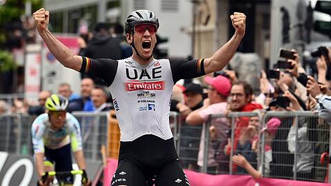 Pascal Ackermann von Team Emirates jubelt über seinen Etappensieg.