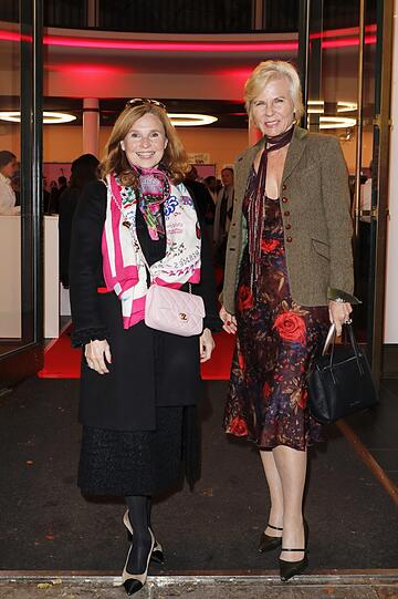 Farbenfroh mit zum Herbstwetter passenden Schals präsentieren sich Judith Epstein (l.) und Annette Zierer.