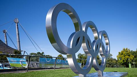 Die f&uuml;nf ikonischen Ringe sind im Olympia-Park von M&uuml;nchen aufgebaut.