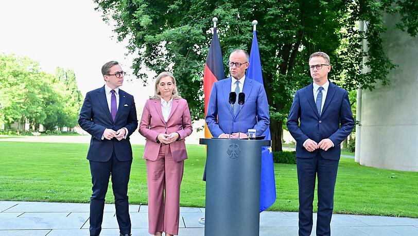 Bundeskanzler Merz baut sein Kabinett um.