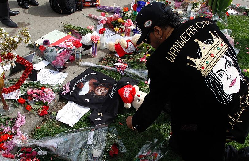 Die Leiche der Popsängerin Whitney Houston wurde am Montag in ihre Heimat New Jersey überführt, wo die Sängerin im Kreise ihrer Familie beigesetzt werden soll. Die Trauer in Houstons Fangemeinde über den plötzlichen Tod der Ausnahmekünstlerin ist groß - die Bilder.