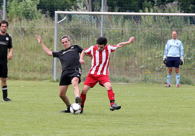 3. Runde bei den AZ-Freizeitkickern: eine Szene aus dem Spiel Maccabi Munich Legends gegen SchlussMitLustig.