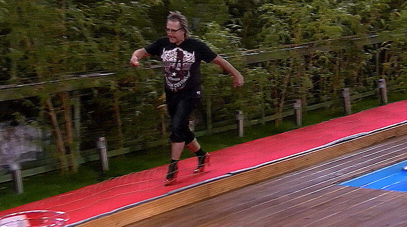 Männer in Stöckelschuhen, Fancy verlässt das Haus und Königin Marijke versammelt ihre Tafelrunde. Weitere Bilder von Tag 13 im Big Brother Haus.