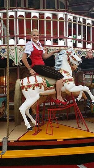 Hottehü: Dschungelkönigin Melanie Müller fährt Karussell auf dem Oktoberfest.
