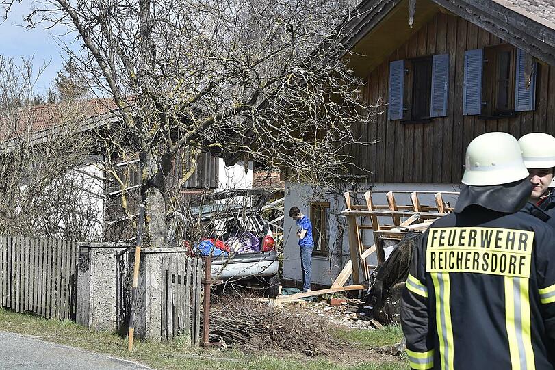 Der Twingo krachte durch den Gartenzaun und kam im Vorgarten zum Stehen.
