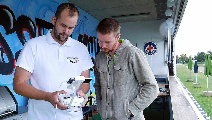 Markus Schmirler von der Wasserwacht (l.) und Student Thomas Fuchs beobachten auf dem Smartphone, was die Drohnenkamera aufnimmt. Markus Schmirler von der Wasserwacht (l.) und Student Thomas Fuchs beobachten auf dem Smartphone, was die Drohnenkamera aufnimmt.