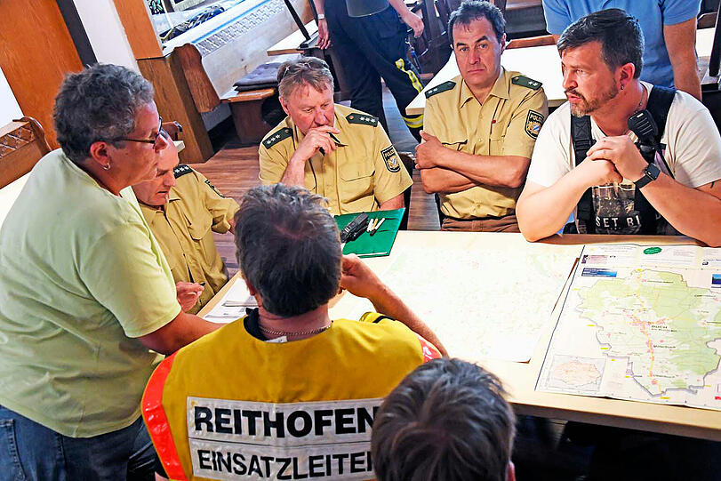 Wildwest an der A94: 17 entflohene Rindviecher hielten die "Cowboys" von Polizei und Feuerwehr stundenlang auf Trab. Die Bilder von der Stierhatz.