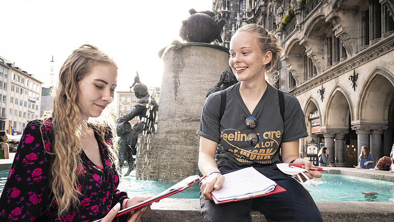 Geschafft: Am Marienplatz werten die beiden ihre Ergebnisse aus. Geschafft: Am Marienplatz werten die beiden ihre Ergebnisse aus.