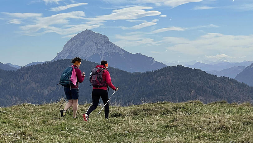 Ein Tipp direkt am Sylvensteinspeicher: die Hochalm. Von der Alm sieht man am Gipfel aber nichts mehr. Ein Tipp direkt am Sylvensteinspeicher: die Hochalm. Von der Alm sieht man am Gipfel aber nichts mehr.