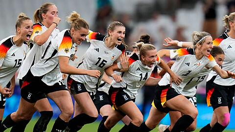 Die deutschen Fußballerinnen jubeln über ihren Sieg im Elfmeterschießen.