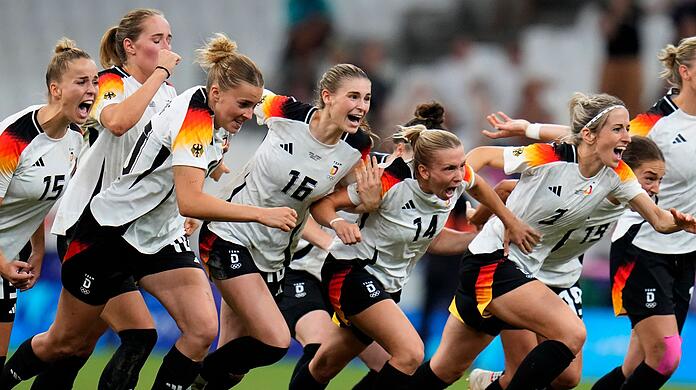 Die deutschen Fußballerinnen jubeln über ihren Sieg im Elfmeterschießen. Die deutschen Fußballerinnen jubeln über ihren Sieg im Elfmeterschießen.